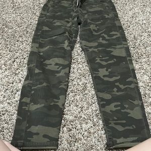 American eagle high-rise camo jagging’s